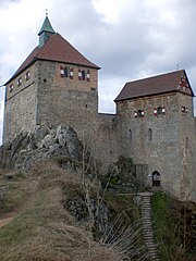 Массивные каменные башни и лестница, ведущая в замок