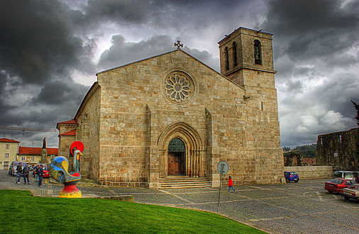 Santa Maria de Barcelos Church (late 13th century). Its Romanesque facade shows a Gothic portal and rose window.
