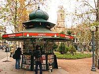 Quiosco ubicado en la Plaza Matriz; al fondo se aprecia una de las torres de la Catedral Metropolitana.