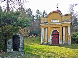 Kostomlatská kaple Panny Marie Pomocné se studánkou