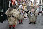 Karnevalskaraktären Kurent från området runt Ptuj sägs jaga bort vintern med sin dans och sprida fruktsamhet genom att daska till folk i baken med en igelkottskinnsförsedd träklubba.