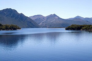 Lake Burbury von der Brücke des Lyell Highway bei Bradshaw, Blick nach Norden