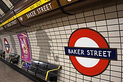 Sherlock Holmes langs een perron van de Bakerloo Line