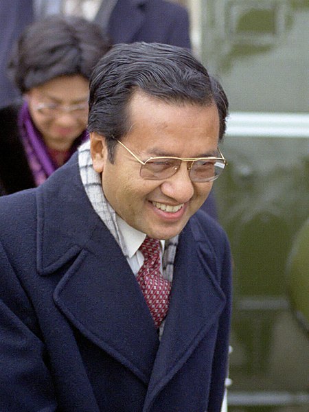 Ficheiro:Mahathir 1984 (cropped).jpg