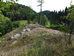 Vorburgbereich. Felsiger Abschnittsgraben