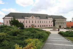 Socha knížete Pribiny, Velký seminář a budova Pro meritae Quieti na Pribinově náměstí