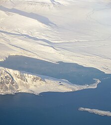 Nordspitze der Insel Akseløya (unten rechts). Der Lichtpunkt ist der Akseløya-Lichtturm.