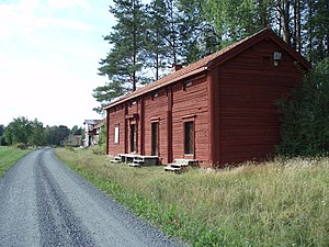 Bymiljö med en s.k. "bryggstu" från 1870-talet närmast till höger.