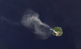 Востраў падчас вывяржэння вулкана ў 2013 г.