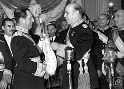 Argentina. Juan Domingo Perón recibe la banda presidencial del presidente saliente Edelmiro Farrel, 4 de junio de 1946.