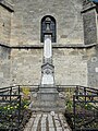 Devant l'église Saint-Quentin.