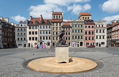 Pomnik Syreny i strona Dekerta Rynek Starego Miasta w Warszawie 2020.jpg