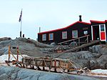 Port Lockroy, „Base A“ auf der Goudier-Insel vor der Wiencke-Insel, Antarktische Halbinsel, von historischer Bedeutung als Stützpunkt der Operation Tabarin im Jahre 1944 sowie für die wissenschaftliche Forschung, so die ersten Messungen aus der Ionosphäre und die erste Aufnahme eines atmosphärischen Pfeifens in der Antarktis. Port Lockroy war eine wesentliche Überwachungsstation während des Internationalen Geophysikalischen Jahres 1957/1958.