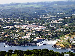 São Carlos visto do Monte Brasil (ao centro o grande edifício da Escola Tomás de Borba)