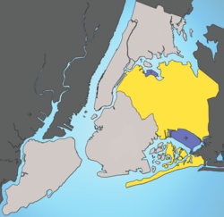 Vị trí của Quận Queens được biểu thị màu vàng. Các phi trường có màu xanh dương nhẹ, cũng nằm trong Quận Queens.