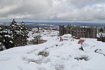 Staden Guarda på vinter