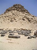 Развалины заупокойного храма и остатки базальтового пола.