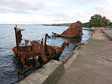 Кораблекрушение сэра Томаса Ко Чана (MV Yandina) на лодочной рампе на рынке в марте 2016 года. Одно из судов, о котором продавцы с рынка потребовали немедленного удаления.