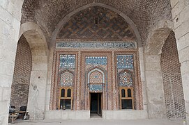 Fachada decorada de ladrillos y tejas de la tumba de Izz al-Din Kayka'us I en Sivas (1217-1218)