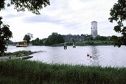 Slottsruinen Stegeborg vid viken Slätbaken