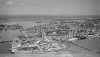 Flyfoto fra 1958 med Træleborg til venstre, Mammutkrysset omtrent midt i bildet, den nye Kanalbrua over til Nøtterøy til høyre, Stensarmen foran og byen i bakgrunnen. Foto: Vestfoldmuseene