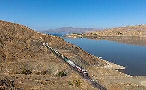 Un train de fret sur la Yolçatı-Tatvan demiryolu (tr), vers la ville de Tatvan et le réservoir de Keban. Il transporte probablement des biens en direction de l'Iran. Octobre 2022.