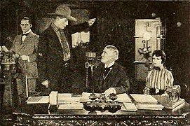 Escena de The Money Corral (1919), con Herschel Mayall, William S. Hart, Winter Hall y Rhea Mitchell