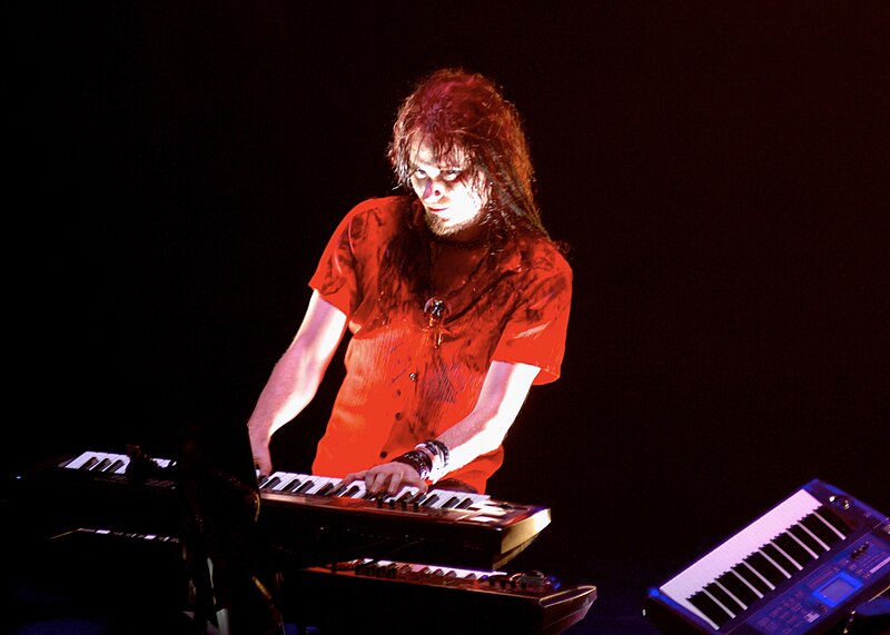 :Tuomas-Holopainen-keyboards1.JPG