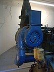 Turbolader an einem Schiffsdiesel für ein Binnenschiff (blau: Ansaugtrakt; schwarz: Abgasseite)