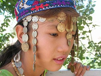 Fillette ouzbèke portant une coiffe traditionnelle décorée de pièces d'Union soviétique. (définition réelle 1 600 × 1 200)