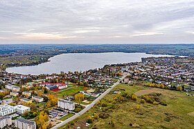 Вид с воздуха на озеро Вевис, и на город Вевис