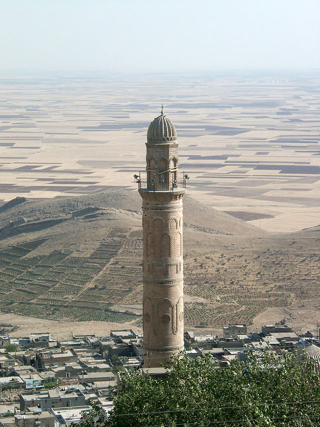 Минарет большой мечети турецкого города Мардин на фоне месопотамской низменности