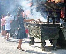 Incense at Yonghe Temple in Beijing, China Wierook branden in de Lama Tempel Beijing China augustus 2007.JPG