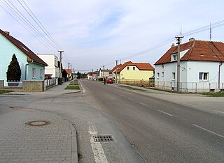 Silnice II/231 v obci Zruč-Senec