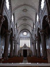 Photographie d’une nef d'église voûtée.