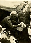 Солдат в окопі читає газету.Великий Полюхів 1914-1918