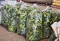 Zakken met Citrus hystrix bladeren te koop op de Phou Puy groothandelsmarkt in Battambang, Cambodja (augustus 2022)