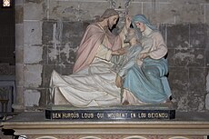 Groupe sculpté de l'abbaye Saint-Jean de Sorde portant l'inscription en gascon « Bien huroüs lous qui mourent en lou Seignou » (Bienheureux ceux qui meurent dans le Seigneur).