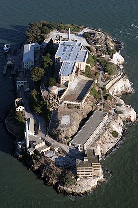 Vue aérienne de l'île d'Alcatraz dans la baie de San Francisco.