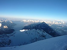 A view from the summit of Mount Everest in May 2013 Amanecer desde la cima del Everest por Carlos Pauner.JPG