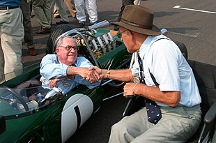 Photo de Jack Brabham serrant la main à Stirling Moss.