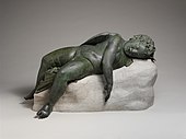 Статуа Ероса који спава; 3–2 век пне; бронза; 41,9 × 35,6 × 85,2 cm, 124,7 kg, висина са базом: 45,7 cm; Метрополитенски музеј уметности (Њујорк)