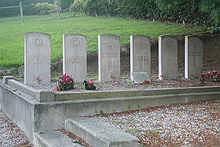 photographie représentant les six tombes des militaires britanniques morts dans la nuit du 5 au 6 juin 1944