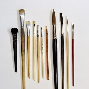 English: Various brushes for painting on glass...