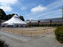 Espace rectangulaire avec du sable au sol.