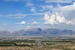 Pogled na Las Cruces, NM i nacionalni spomenik Organ Mountains-Desert Peaks.