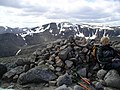 Der Gipfelcairn des Derry Cairngorm, im Hintergrund der Ben Macdui