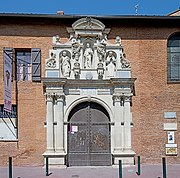 Le portail de l'église Saint-Pierre des Chartreux a été élevé en 1613 par Antoine Bachelier, l'un des fils du célèbre architecte et sculpteur Nicolas Bachelier.