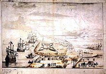 Dessin du paysage côtier de Pokesu avec en son centre le fort Fredericksburg. Autour, sur la terre, de nombreuses maisons africaines. Sur la mer, plusieurs galions et navires européens et quelques canoës africains.