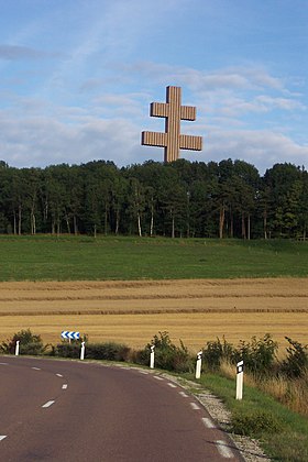 Le mémorial Charles de Gaulle est situé au pied de l'imposante croix de Lorraine édifiée en 1972.